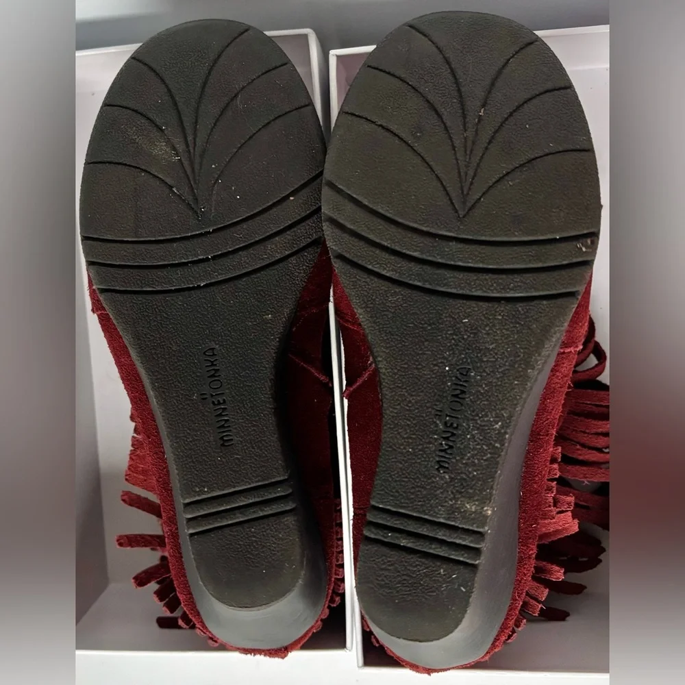 Minnetonka Suede Ankle Boots Wedged with Fringe in Burgundy Red Size 5.5